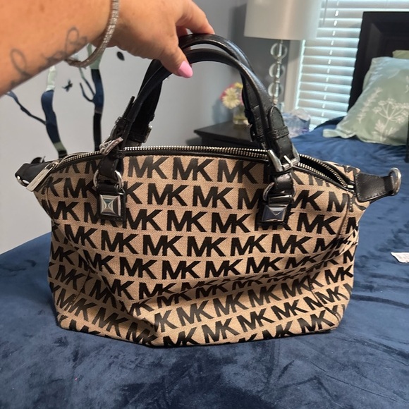 Michael Kors MK Signature Satchel Bag Beige & Black - Picture 3 of 4